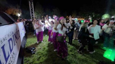 Edirne’de düzenlenen Kakava Şenlikleri’nde sahne alan Tarık Mengüç, performansıyla binlerce