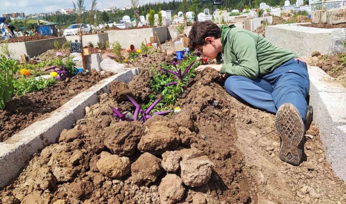 Adana’da kalp krizi vakasına giden sağlık ekibi hastaya müdahale ederken