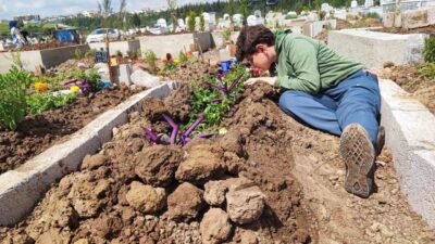 Adana’da kalp krizi vakasına giden sağlık ekibi hastaya müdahale ederken