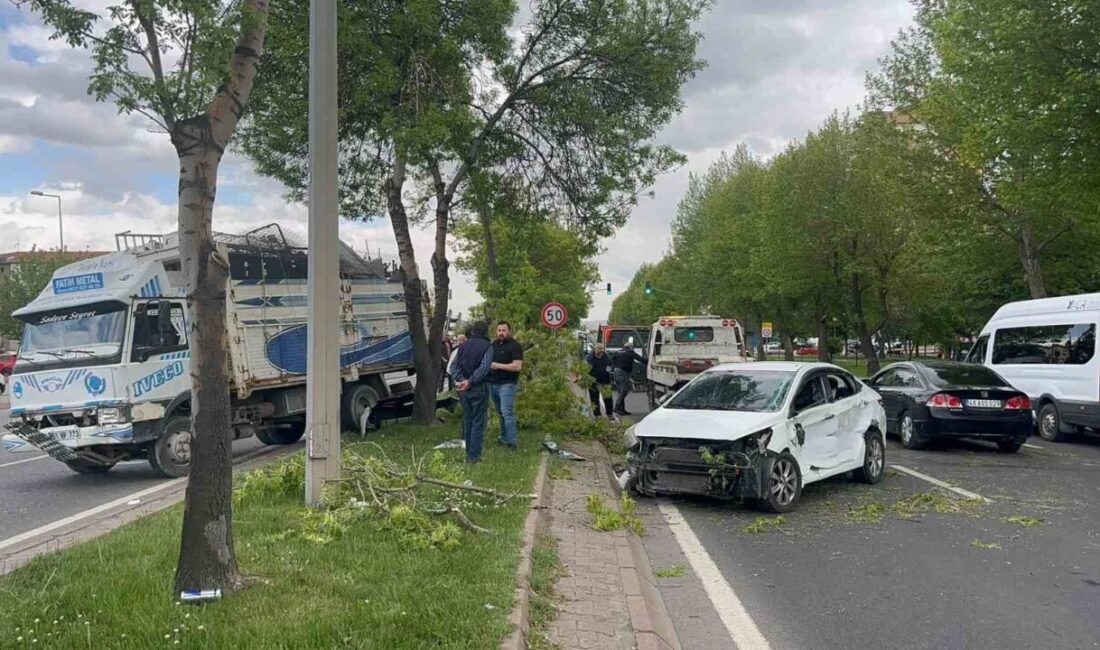 Kayseri’nin Melikgazi ilçesinde kamyon ile otomobilin çarpışması sonucu meydana gelen