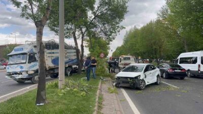 Kayseri’nin Melikgazi ilçesinde kamyon ile otomobilin çarpışması sonucu meydana gelen