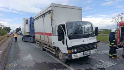 Manavgat-Alanya D-400 kara yolunda seyir halindeki kamyonun kırmızı ışıkta bekleyen