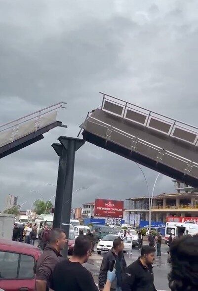 Ankara’da bir kamyon üst geçide çarptı, kaza sonucunda 3 kişi