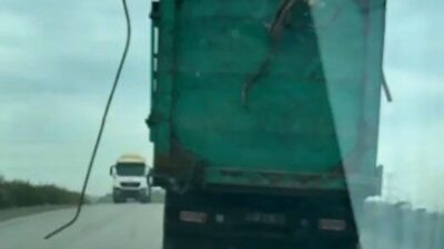 İzmir’in Aliağa ilçesinde kasasından dışarı taşan devasa hurda parçalarıyla trafiğe