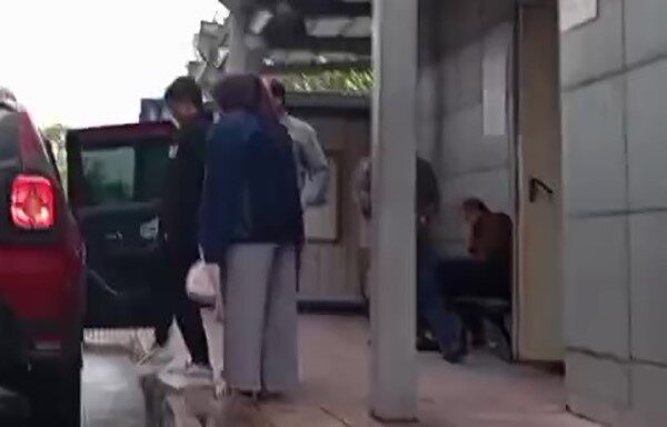 Bursa’da kontrolden çıkan kamyonetin altında kalan anne ve oğlu, hastanedeki
