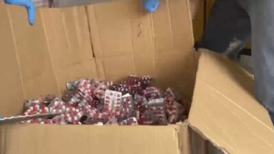 Kocaeli’nin Çayırova ilçesinde polis ekiplerince durdurulan kamyonetin kasasından 300 bin