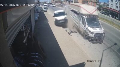 Antalya’nın Serik ilçesinde lastiği patlayan kamyonet park halindeki hafif ticari