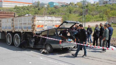 Kayseri’nin Hacılar ilçesinde meydana gelen kazada kamyonun altına giren otomobildeki