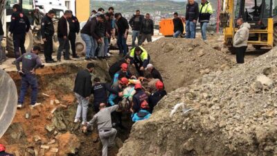 Elazığ’da kanalizasyon çalışması sırasında toprak altında kalan işçi, ekiplerin çalışması