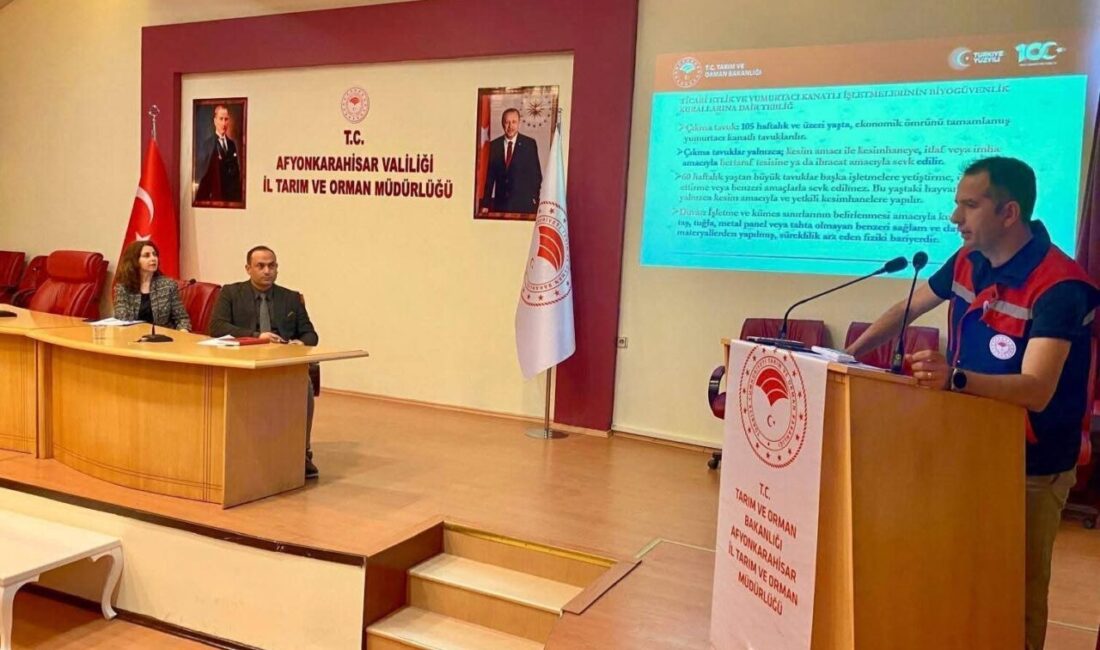Afyonkarahisar’da kanatlı hayvan işletme temsilcilerine yönelik biyogüvenlik bilgilendirme toplantısı gerçekleştirildi.