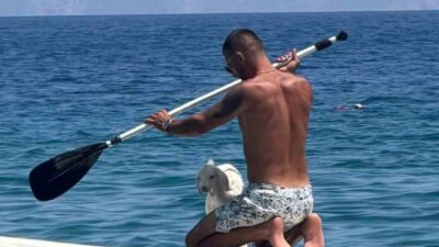 Muğla’nın Datça ilçesinde henüz 1 aylık keçi yavrusu, sahibiyle birlikte