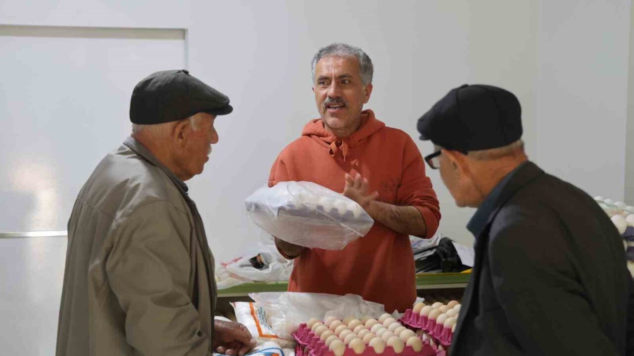 KIRŞEHİR (İHA) – Kırşehir’de bakkal işletmecisi Cihan Özdemir, ürün fiyatlarını