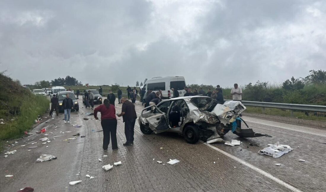 Karabük-Eflani karayolunda otomobil ile servis otobüsünün çarpışması sonucu meydana gelen