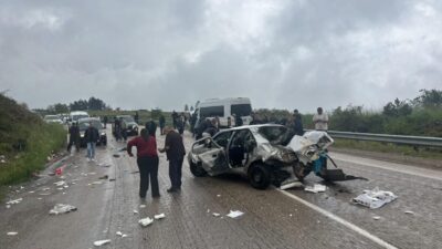 Karabük-Eflani karayolunda otomobil ile servis otobüsünün çarpışması sonucu meydana gelen