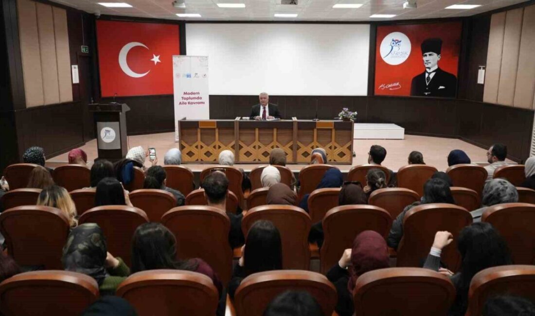 Karabük Üniversitesi’nde (KBÜ) gerçekleştirilen “Modern Dünyada Aile: Değişim ve Dönüşüm