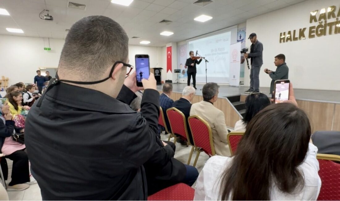 Karabük’te Engelliler Haftası’nda özel öğrenciler, sergiledikleri performanslarla izleyenlerden büyük beğeni