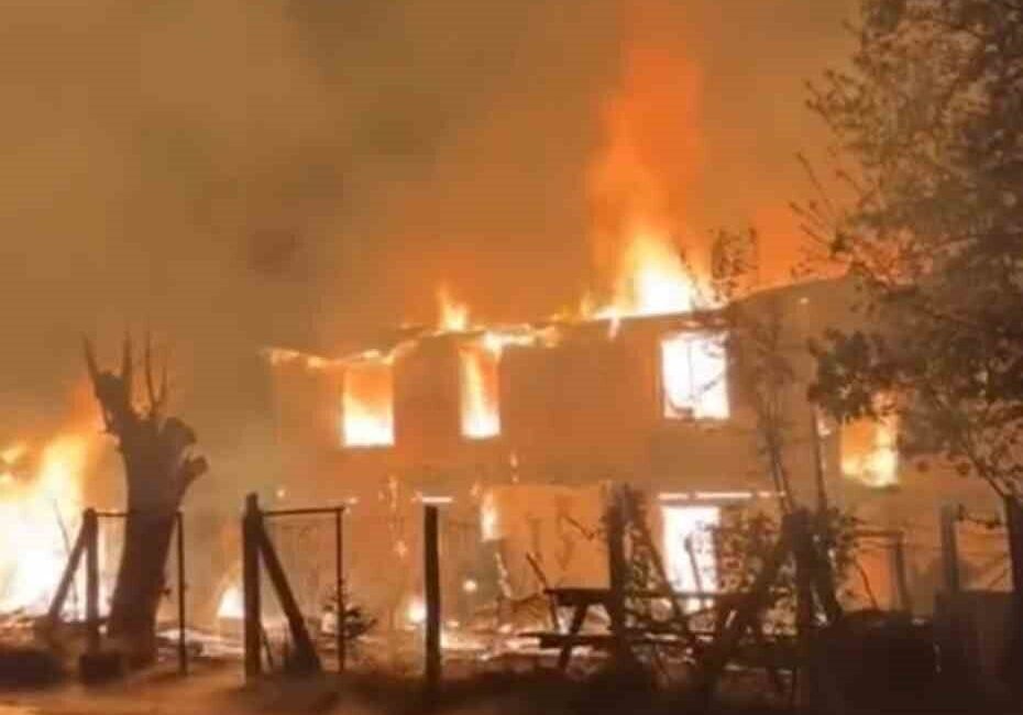 Karabük’ün Eskipazar ilçesi Sofular köyünde çıkan yangında 2 ahşap ev