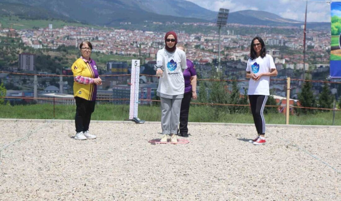Karabük Üniversitesi’ndeki (KBÜ) Bocce Anneler Ligi etkinliğinde özel bireyler, anneleri