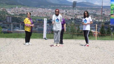 Karabük Üniversitesi’ndeki (KBÜ) Bocce Anneler Ligi etkinliğinde özel bireyler, anneleri