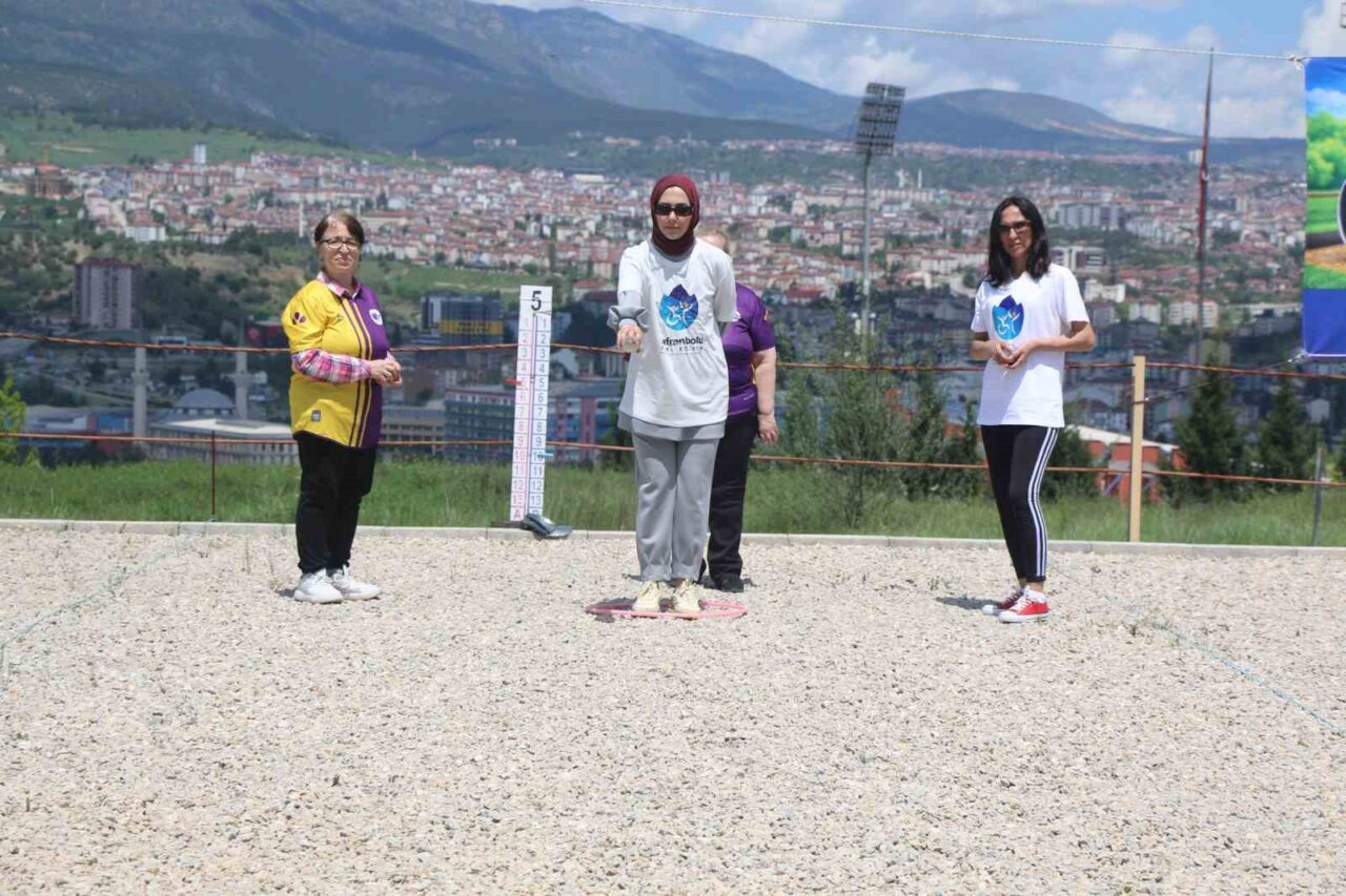 Karabük Üniversitesi’ndeki (KBÜ) Bocce Anneler Ligi etkinliğinde özel bireyler, anneleri