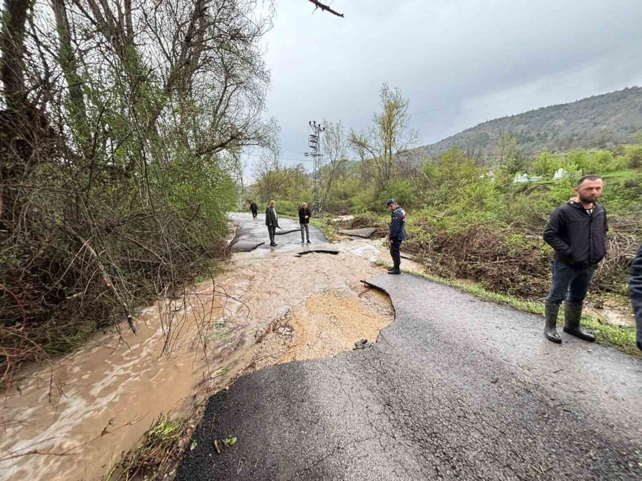Karabük’te etkili olan sağanak ve dolu nedeniyle bazı bölgelerde sel
