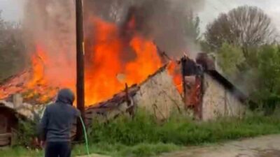 Karabük’ün Eskipazar ilçesinde tek katlı bir ev çıkan yangında kullanılamaz