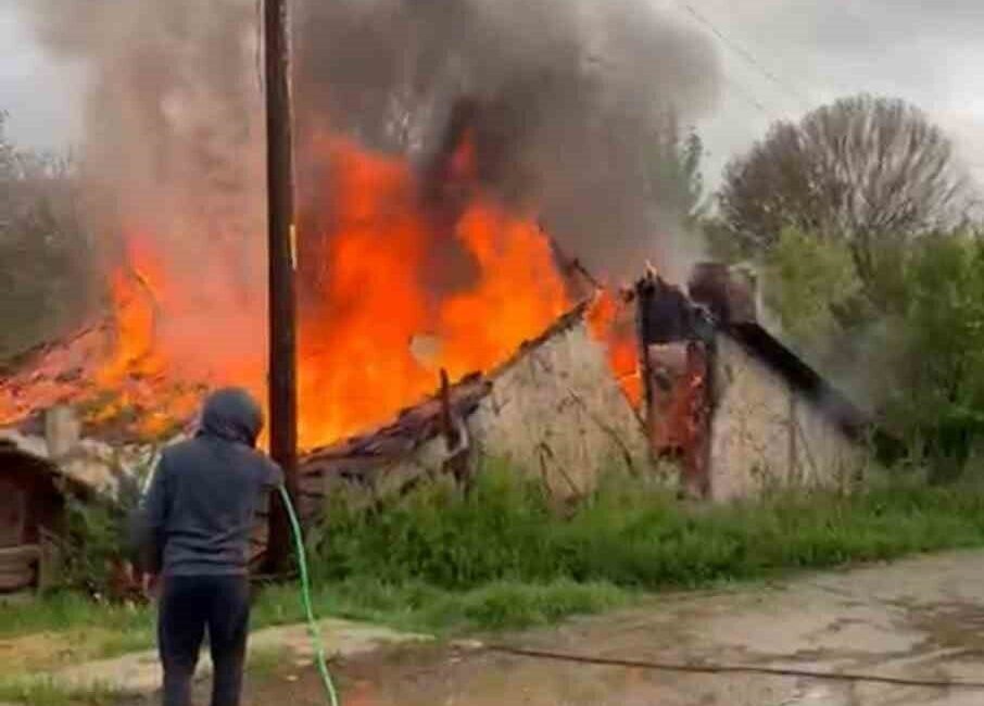 Karabük’ün Eskipazar ilçesinde tek katlı bir ev çıkan yangında kullanılamaz