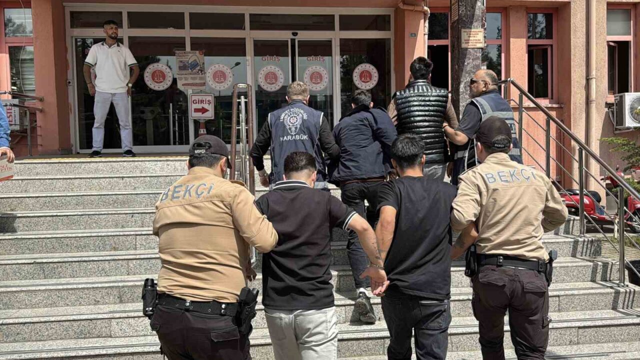 Karabük’te araçta bulunan 2 kişinin darbedildiği kavganın, trafikte yaşanan yol