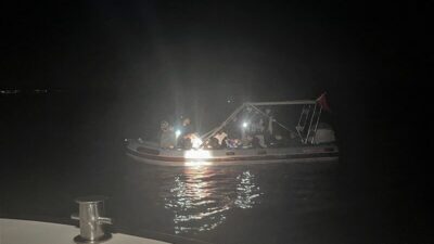 İzmir’in Karaburun ilçesi açıklarında motor arızası nedeniyle sürüklenen lastik bottaki