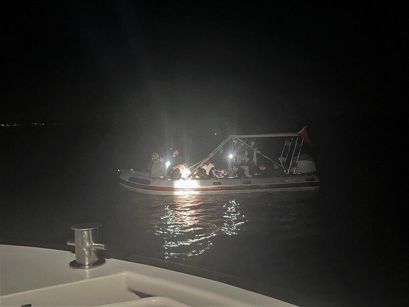 İzmir’in Karaburun ilçesi açıklarında motor arızası nedeniyle sürüklenen lastik bottaki