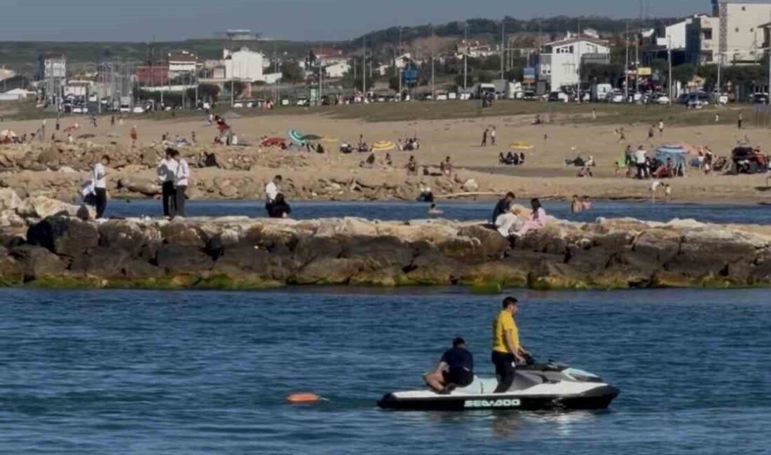 İstanbul’un Arnavutköy ilçesinde Karaburun Sahili’nde denize girerek açılan bir kişi