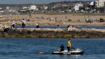 İstanbul’un Arnavutköy ilçesinde Karaburun Sahili’nde denize girerek açılan bir kişi
