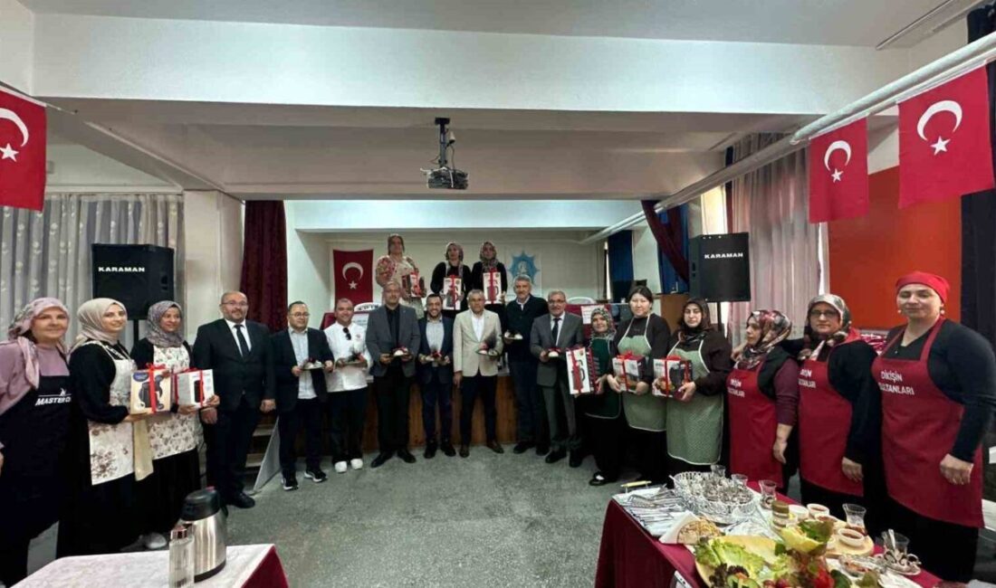 Karaman’da Anneler Günü dolayısıyla düzenlenen etkinlikte, öğrenci velisi anneler kentin