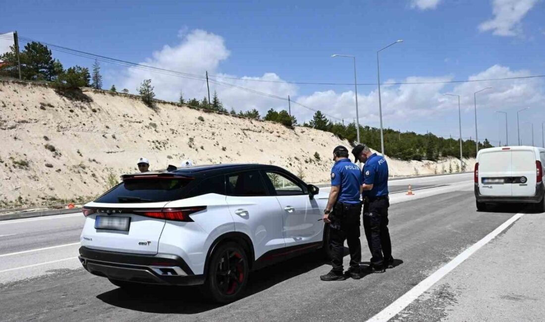 Karaman’da polis uygulamasında ruhsatsız silahlar, kesici-delici aletler ve kaçak alkol