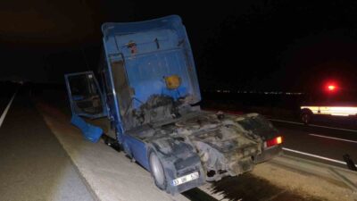 Karaman’da tırın bariyerlere çarparak refüje düşmesi sonucu meydana gelen trafik