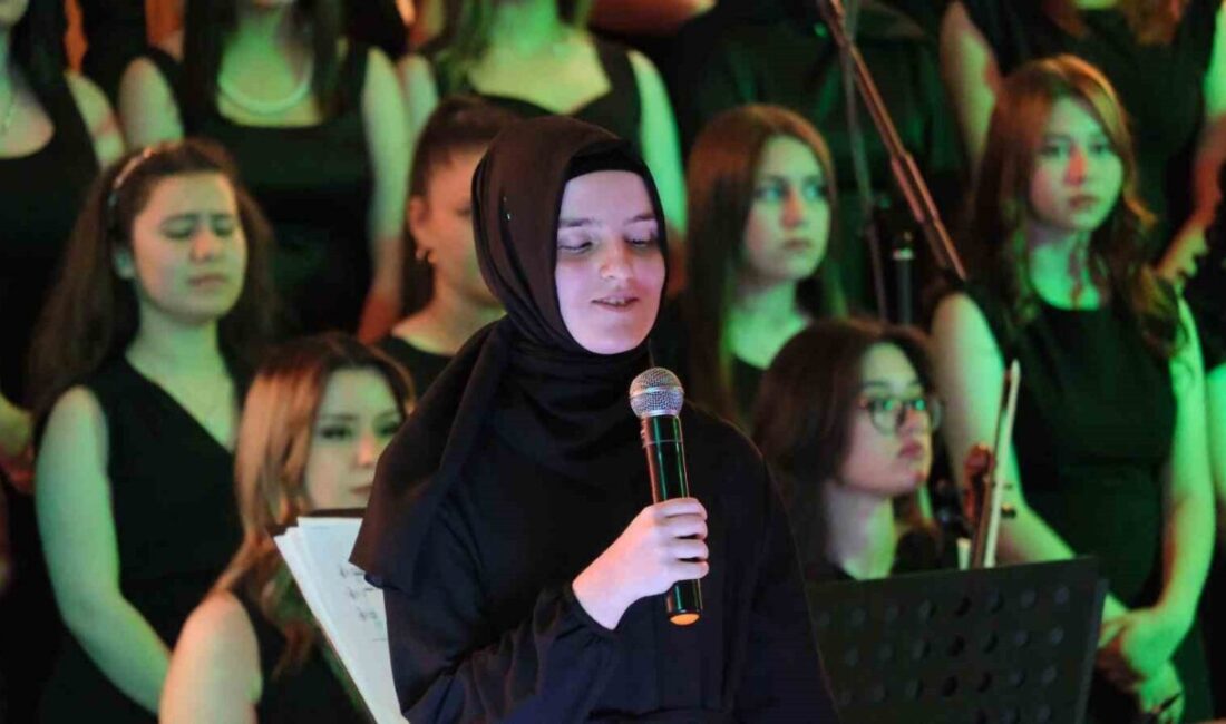 Karaman’da Güzel Sanatlar Lisesi öğrencileri ve öğretmenlerinden oluşan koro tarafından