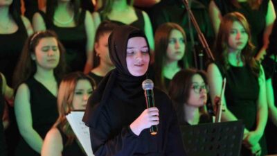 Karaman’da Güzel Sanatlar Lisesi öğrencileri ve öğretmenlerinden oluşan koro tarafından