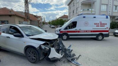 Karaman’da SUV araçla otomobilin çarpışması sonucu meydana gelen trafik kazasında
