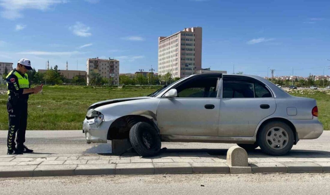 Karaman’da refüje çıkan otomobilin sürücüsü yaralanırken, araçta bulunan 2 çocuk