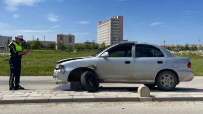 Karaman’da refüje çıkan otomobilin sürücüsü yaralanırken, araçta bulunan 2 çocuk