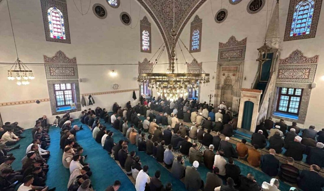 Konya’nın Karapınar ilçesinde vatandaşlar Kurban Bayramı namazı ve bayramlaşma için