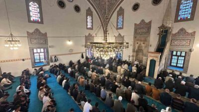 Konya’nın Karapınar ilçesinde vatandaşlar Kurban Bayramı namazı ve bayramlaşma için