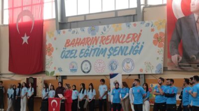 Konya’nın Karapınar ilçesinde “Baharın Renkleri Özel Eğitim Şenliği” düzenlendi. Karapınar