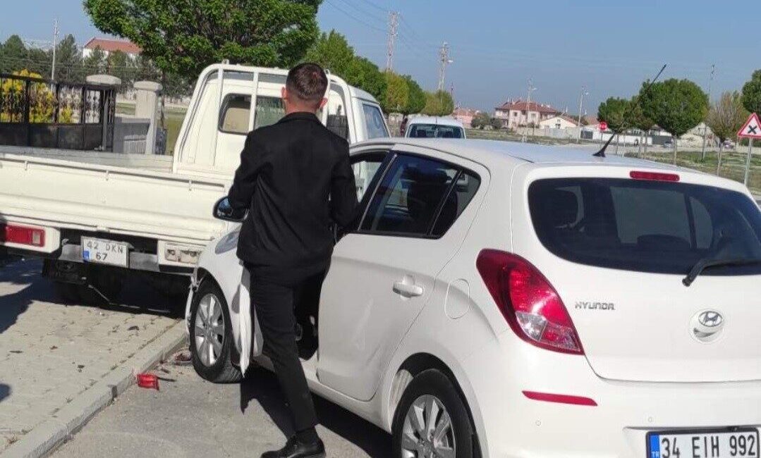 Konya’nın Karapınar ilçesinde kontrolden çıkan otomobil önce bisiklete ardından park