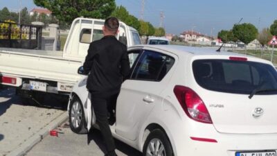 Konya’nın Karapınar ilçesinde kontrolden çıkan otomobil önce bisiklete ardından park