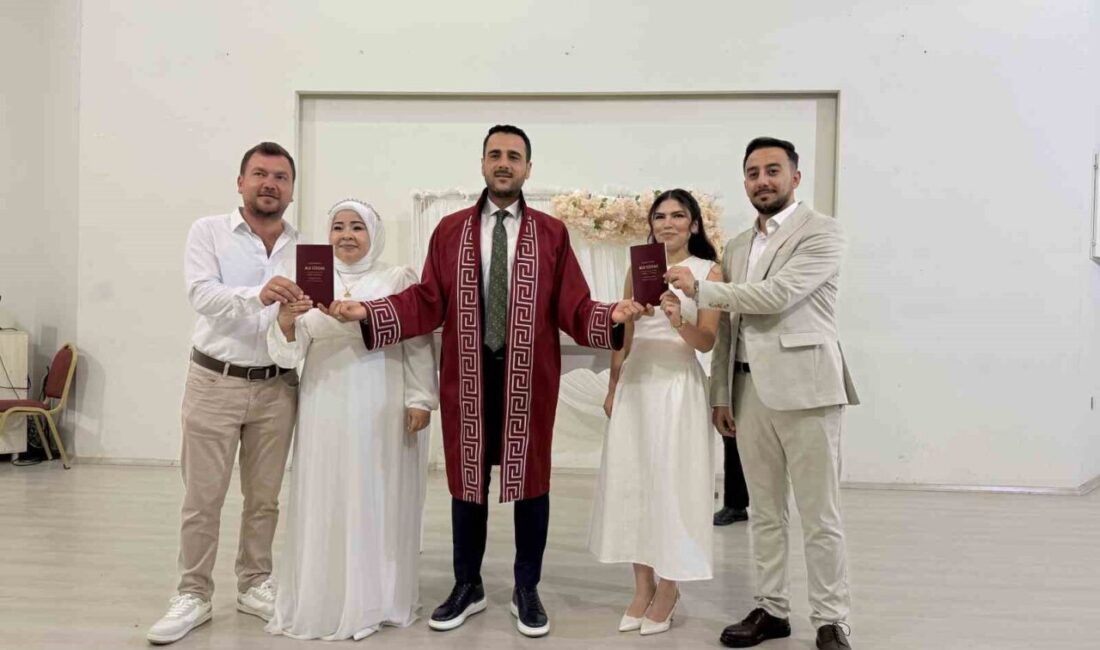 Mersin’in Tarsus ilçesinde kıyılan nikahla aynı gün evlenen kardeşler, birbirlerine
