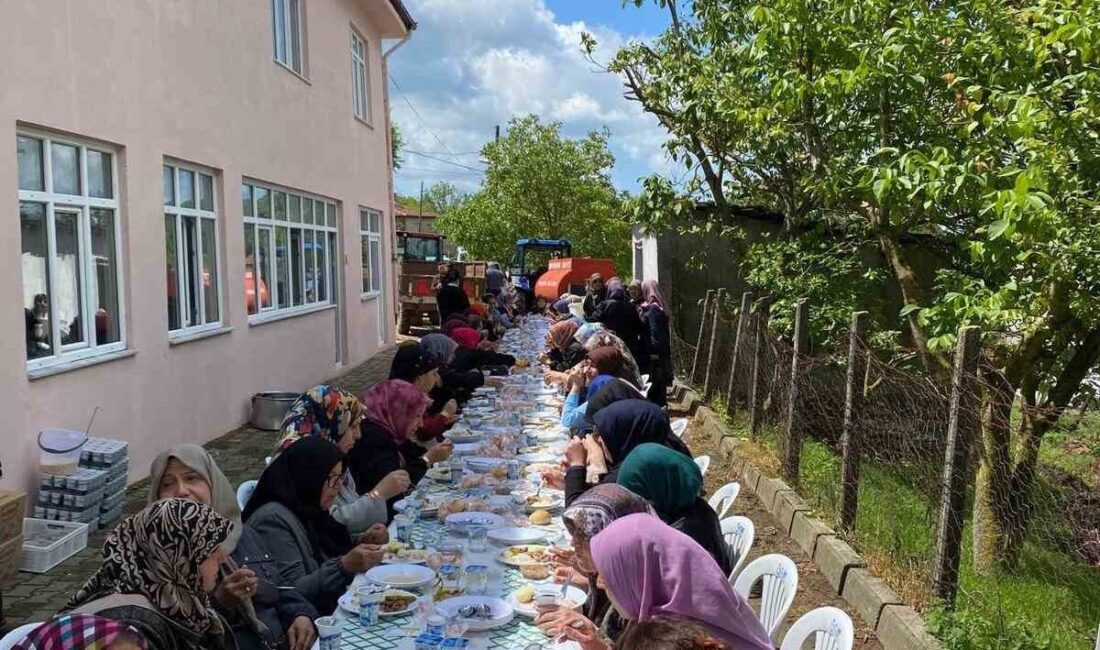 Balıkesir’in Karesi ilçesine bağlı kırsal Yeroluk Mahallesi’nde geleneksel hayır yemeğine