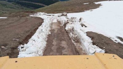 Posof yaylası yolunda kış nedeniyle oluşan kar birikintileri, belediye ekiplerinin
