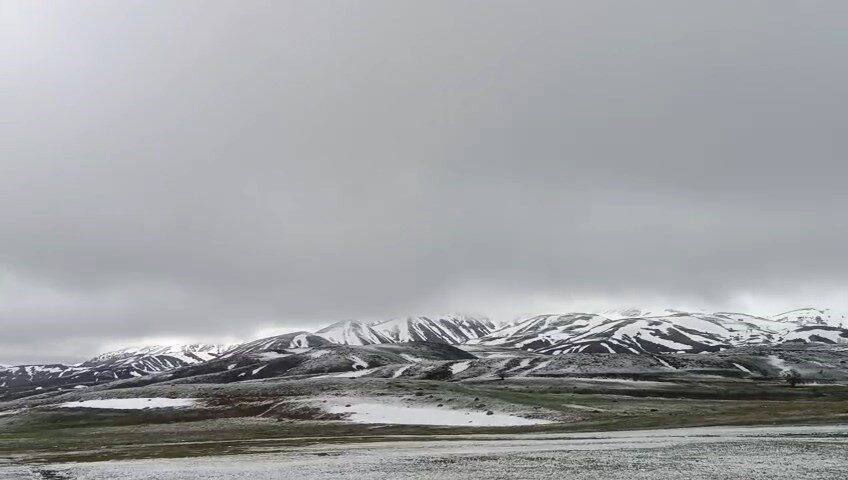 Mayıs ayında olunmasına rağmen Bingöl’ün Karlıova ilçesinin yüksek kesimlerine kar
