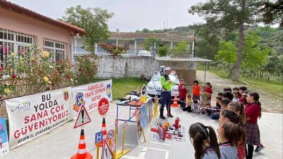 Karpuzlu’da Trafik Haftası kapsamında öğrencilere yönelik düzenlenen eğitimde, trafik kuralları